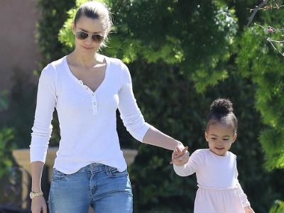 Izzy Oona Murphy walked with her mother, Paige Butcher.